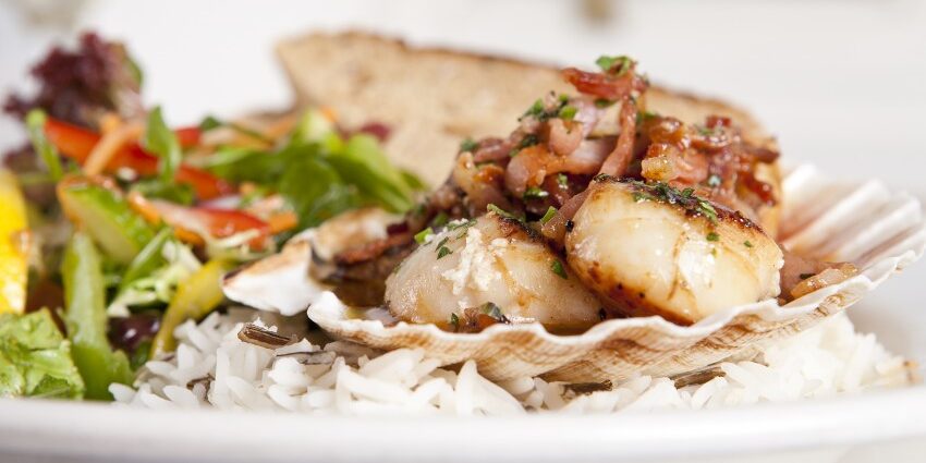Scallops-and-crispy-bacon-on-a-bed-of-wild-rice
